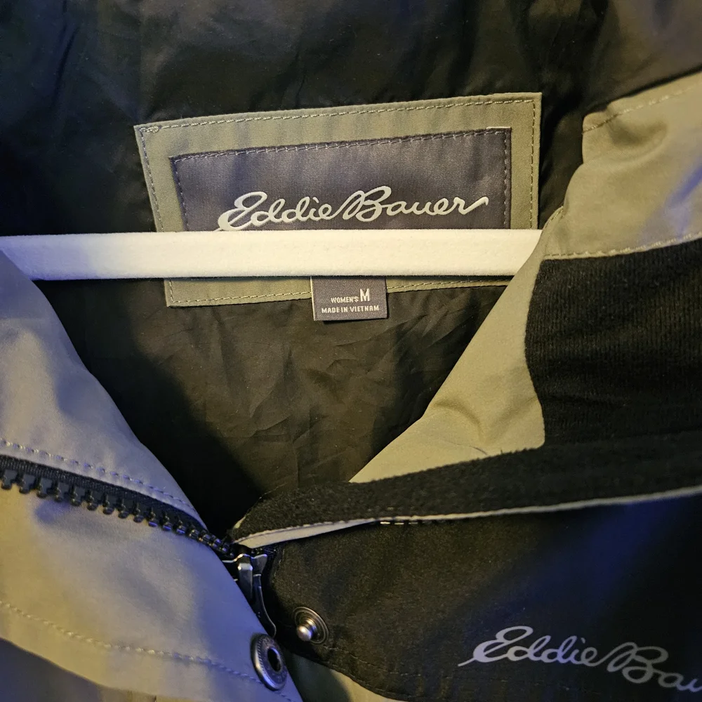 Eddie Bauer Women's Black and Green Rain Jacket - Picture 4 of 5